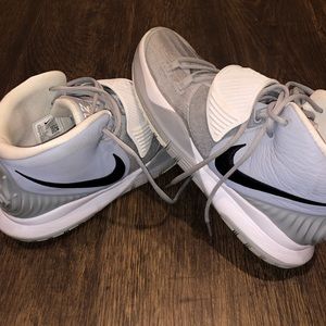 Nike Kyrie 6’s
